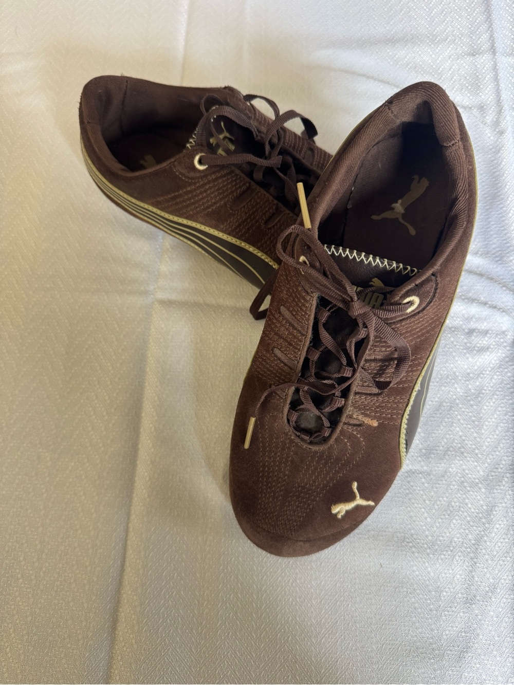 Puma Women’s Dark Brown Low-Top Sneakers with Gold Accents 6.5 US - Picture 4 of 6
